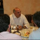 Iñaki Sáez, entre Eduardo Domínguez y Amaral, ayer en Casa Noval