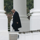 Donald Trump baja ayer la escalinata de la Casa Blanca. CHRIS KLEPONIS
