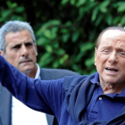 Silvio Berlusconi saluda a sus seguidores al salir del hospital.