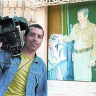 El cámara de Tele 5 José Couso, en Bagdad ante un retrato de Sadam Husein, en una imagen del documental 'Hotel Palestina'.