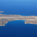 Vista aérea del aeropuerto de la isla griega de Kárpatos desde el interior de un Lauda Air antes de aterrizar.