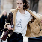 Una modelo luce la camiseta We should all be feminists (Todos deberíamos ser feministas) que comercializó Dior.