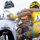 Alberto Contador y Andy Schleck se abrazan tras cruzar la línea de meta en la decimoséptima etapa di