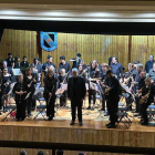 La Banda de Música de Valencia de Don Juan saluda al público asistente al concierto del sábado. DL