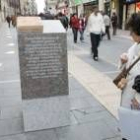 Monolito al principio de la Calle Ancha, que supuestamente no impide el paso de las procesiones