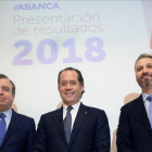El presidente de Abanca Juan Carlos Escotet acompañado del consejero delegado Francisco Botas y del director general financiero de la entidad Alberto de Francisco.