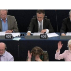 Varios eurodiputados votan en una sesión en el Parlamento Europeo, este miércoles en Estrasburgo.