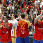 Los jugadores de España, entre ellos el ademarista Aguirrezabalaga, saludan al público.