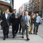 El alcalde explica al consejero de Fomento y al delegado la reforma en la avenida de Valdés.