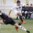 Viti supera la entrada de Antón durante un lance del encuentro disputado en el estadio Reino de León.