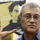 Antonio Weinrichter posa con su nuevo libro «Teoría de Atom. El cine según Egoyan».