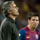 Mourinho y Messi, durante un partido del Camp Nou.
