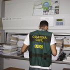 Miembros de la Unidad Central Operativa de la Guardia Civil revisan la documentación. GUARDIA CIVIL