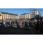 Momento de la concentración de hosteleros, ayer, a las puertas del Ayuntamiento. ANA F. BARREDO