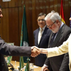 Amigo recibe la Bandera Verde de manos de Ana Mato ante la mirada de Arias Cañete.
