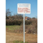 Una de las señales instaladas en solares del municipio.