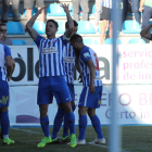 El equipo ponferradina celebra como muestra la imagen el triunfo que dio la victoria y su clasificación para la fase de ascenso. L. DE LA MATA