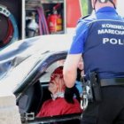 Un policía auxilia al conductor del coche que mató a cinco personas y que ayer perdió la vida