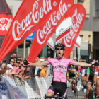 El corredor del Gomur, Antonio Angulo, celebra exultante su apretado triunfo en la capital maragata, fin de la tercera etapa de la ronda leonesa. DL