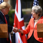 El presidente estadounidense, Donald Trump y la primera ministra británica, Theresa May, estrechan la mano.
