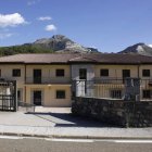 Parte de las instalaciones del antiguo cuartel de la Guardia Civil de Crémenes. CAMPOS