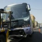 El autocar escolar fue rescatado desde San Miguel del Camino con una grúa antes del mediodía