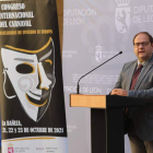 El alcalde de La Bañeza, Javier Carrera, durante la presentación ayer del congreso. RAMIRO