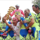 Con felicidad, pero también con reivindicación. Así ha ganado este domingo Alberto Contador su segundo Giro oficial en las calles de Milán, en una etapa que quiso adornar como un paseo triunfal, donde no faltó ni la bici tintada en rosa ni la nota de su p