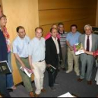 La imagen muestra al grupo de participantes en la revista del IEB