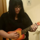 Sara Calderón Mancebo, con la guitarra que ha utilizado para llevar a cabo su proyecto. DL