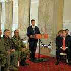 El presidente Santos, junto a su gabinete y la cúpula militar, anuncia el proceso de paz.