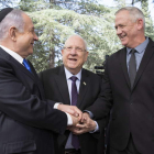 Netanyahu, Rivlin y Gantz estrechan sus manos en un acto en memoria del expresidente Peres. A. SULTAN