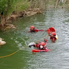 Los bomberos rescatan el cuerpo sin vida en el río Bernesga. BOMBEROS DE LEÓN