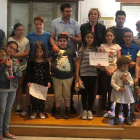 Alumnos participantes en el certamen y autoridades locales. DL