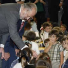 El Rey Don Juan Carlos saluda a unos escolares en un colegio de Reinosa.