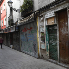 La calle Azabachería es uno de los mejores ejemplos de la situación del casco histórico de León. RAMIRO
