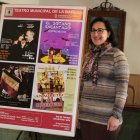 Carmen de la Torre junto al cartel de la programación.