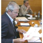 Toriño estudia un mapa con los incendios registrados en Galicia