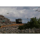 Imagen de un camión de basura abandonando las instalaciones del CTR en San Román de la Vega. JESÚS F. SALVADORES