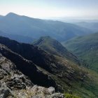 A un lado es Bierzo, del otro Asturias y en medio cumbres que rondan los 2.000 metros de altura. A vista de pájaro se ve el Miravalles y el Alto del Boquín. Desde La Estaca cualquiera parece pequeño. En el trayecto hasta lo alto hay refugios ideales para