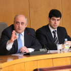 El alcalde de San Andrés, Gregorio Chamorro, en el Pleno, junto al edil de Hacienda, Fernando Vélez.