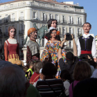 Los gigantes y cabezudos rindieron un homenaje a la tradición leonesa por las calles de Madrid.