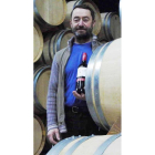 Ginés Fernández, junto a las barricas del mejor roble francés que selecciona con criterio y cuida con mucho mimo.