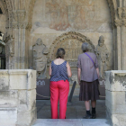 Dos turistas pasean por el claustro de la Catedral de León, el monumento más visitado de la provincia