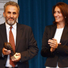 La presidenta de las Cortes, María Josefa García Chirac, entregando el primer premio del Certamen de Artes Plásticas.