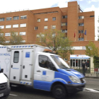 Vista del hospital Carlos III de Madrid, donde está ingresada Teresa Romero.