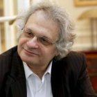 El escritor libanés Amin Maalouf, ayer, en su residencia de París tras conocer la noticia.