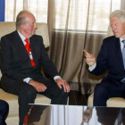 El Rey y el ex presidente de Estados Unidos Bill Clinton durante su reunión de ayer, en Nueva York.