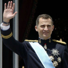 El rey Felipe VI saluda desde el balcón del Palacio Real de Madrid, el día de su proclamación.