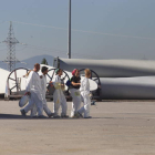 Un grupo de trabajadores de LM Wind Power, en las instalaciones del polígono La Llanada, en una imagen de archivo. L. DE LA MATA